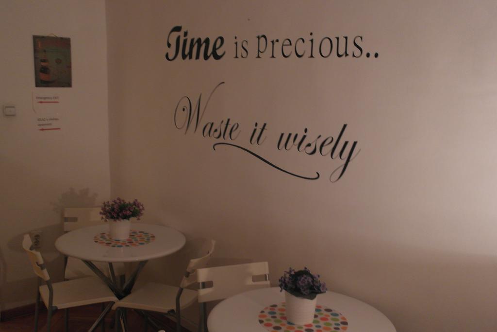 Time Hostel Belgrado Buitenkant foto